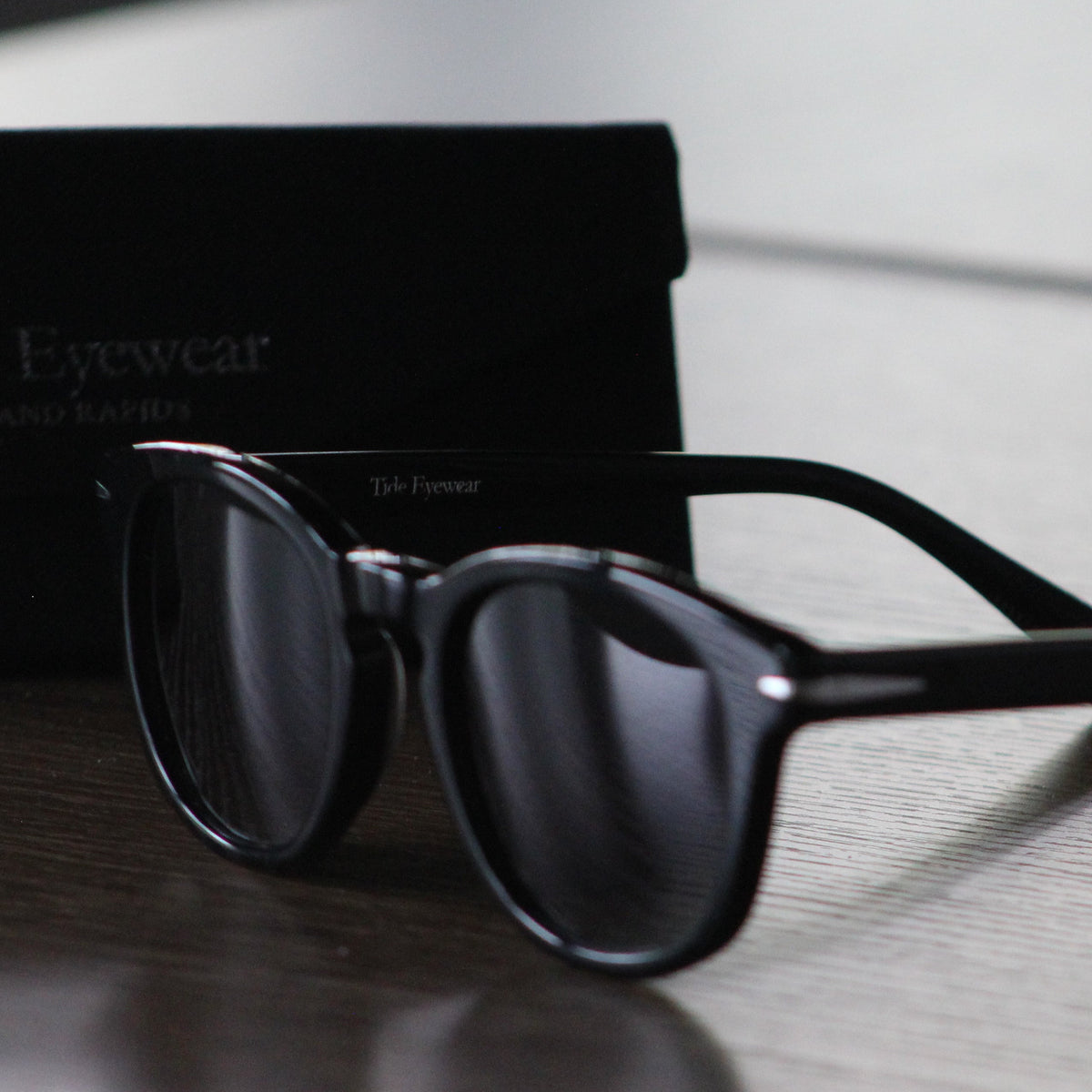 The Riviera polarized round sunglasses with branded case