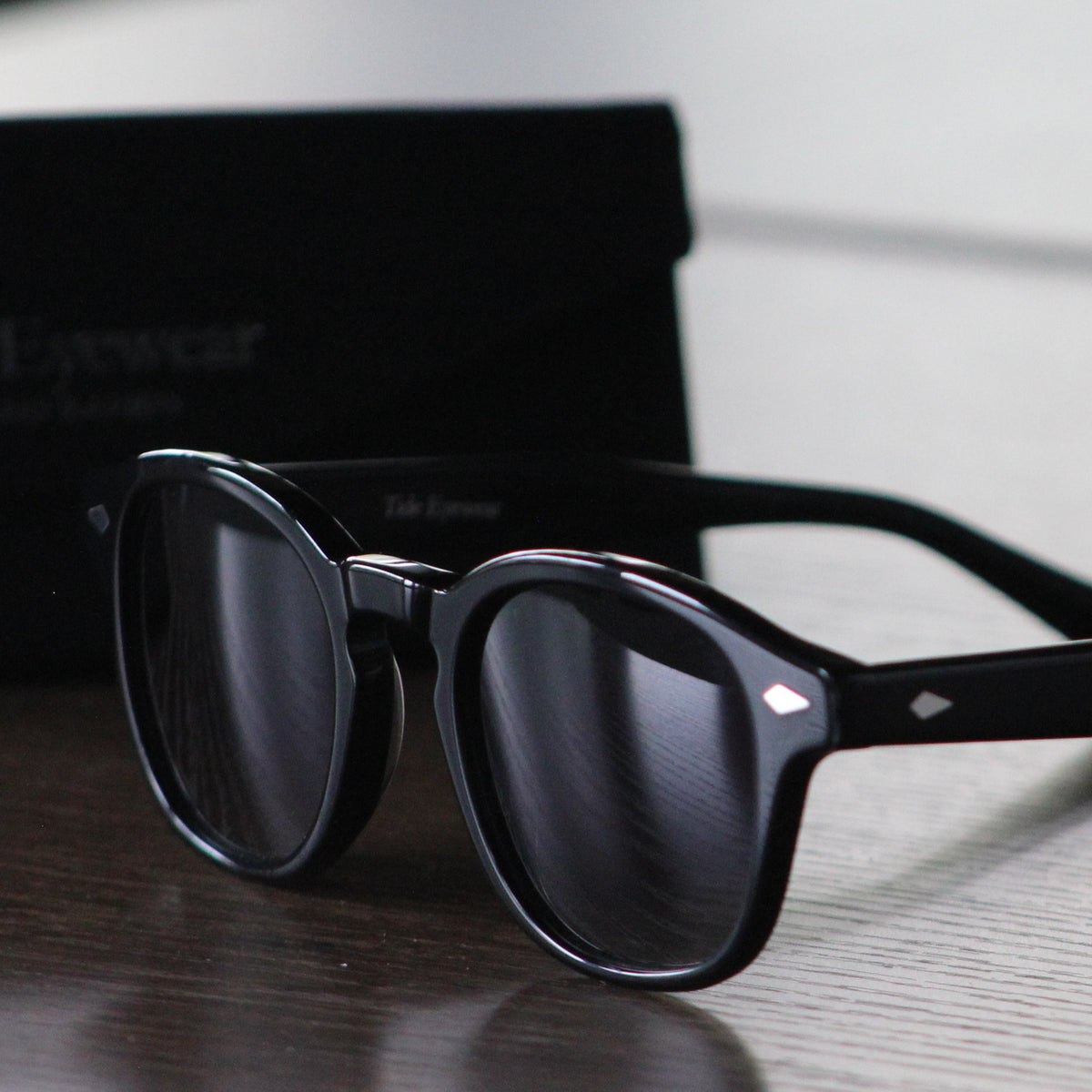 The Meridian polarized round sunglasses with branded case